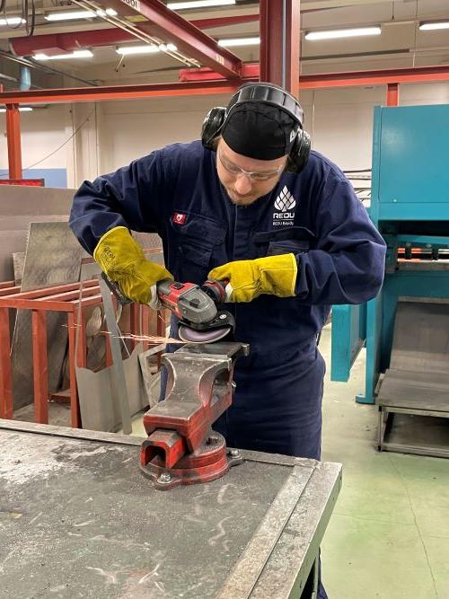 REDU Edun kone- ja metallialan tutustumiskoulutuksessa ollut opiskelija hioo koneellisesti metallinpalaa. REDU Edun kone- ja metallialan tutustumiskoulutuksessa ollut opiskelija hioo koneellisesti metallinpalaa.