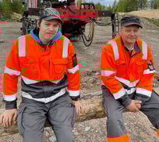Savukoskelta kotoisin oleva Jorma Kallunki (vas.) harjoitteli yhdessä Petri Ulkuniemen kanssa puutavara-auton nosturin käyttöä. Yllätys oli, kun nosturi heilui ja koppi huojui koko ajan.