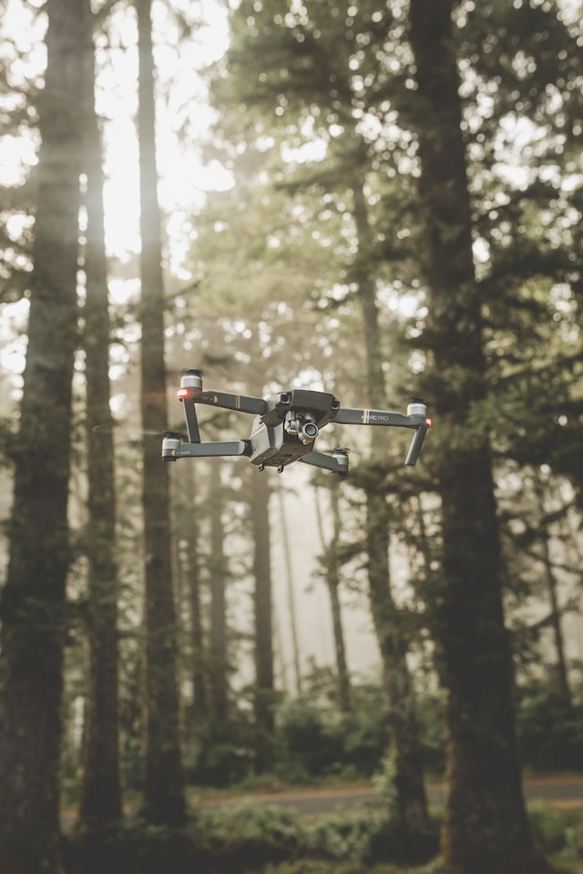 Mustaharmaa DJI Mavic Pro -drone metsässä. Mustaharmaa DJI Mavic Pro -drone metsässä.
