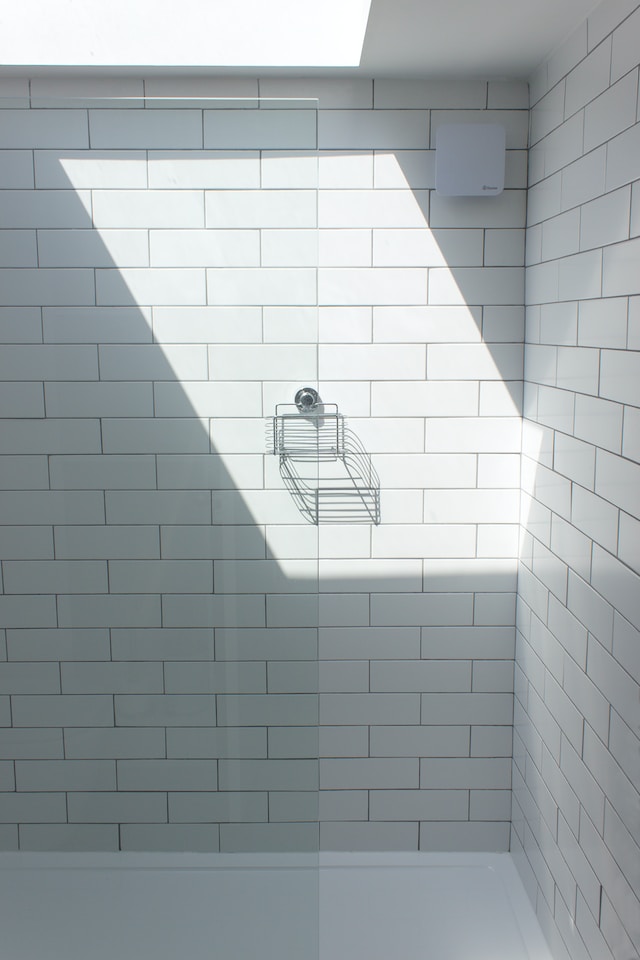 Valkoisia keraamisia seinälaattoja kylpyhuoneessa.