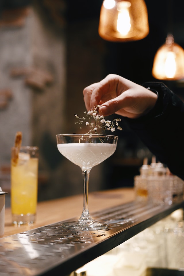 Valkoinen drinkki lasissa baaritiskin etualalla. Valkoinen drinkki lasissa baaritiskin etualalla.