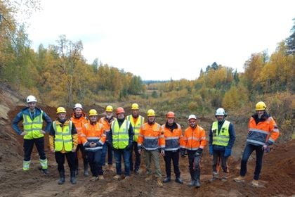 Malminetsijät harjoittelivat maastossa. Malminetsijät harjoittelivat maastossa.
