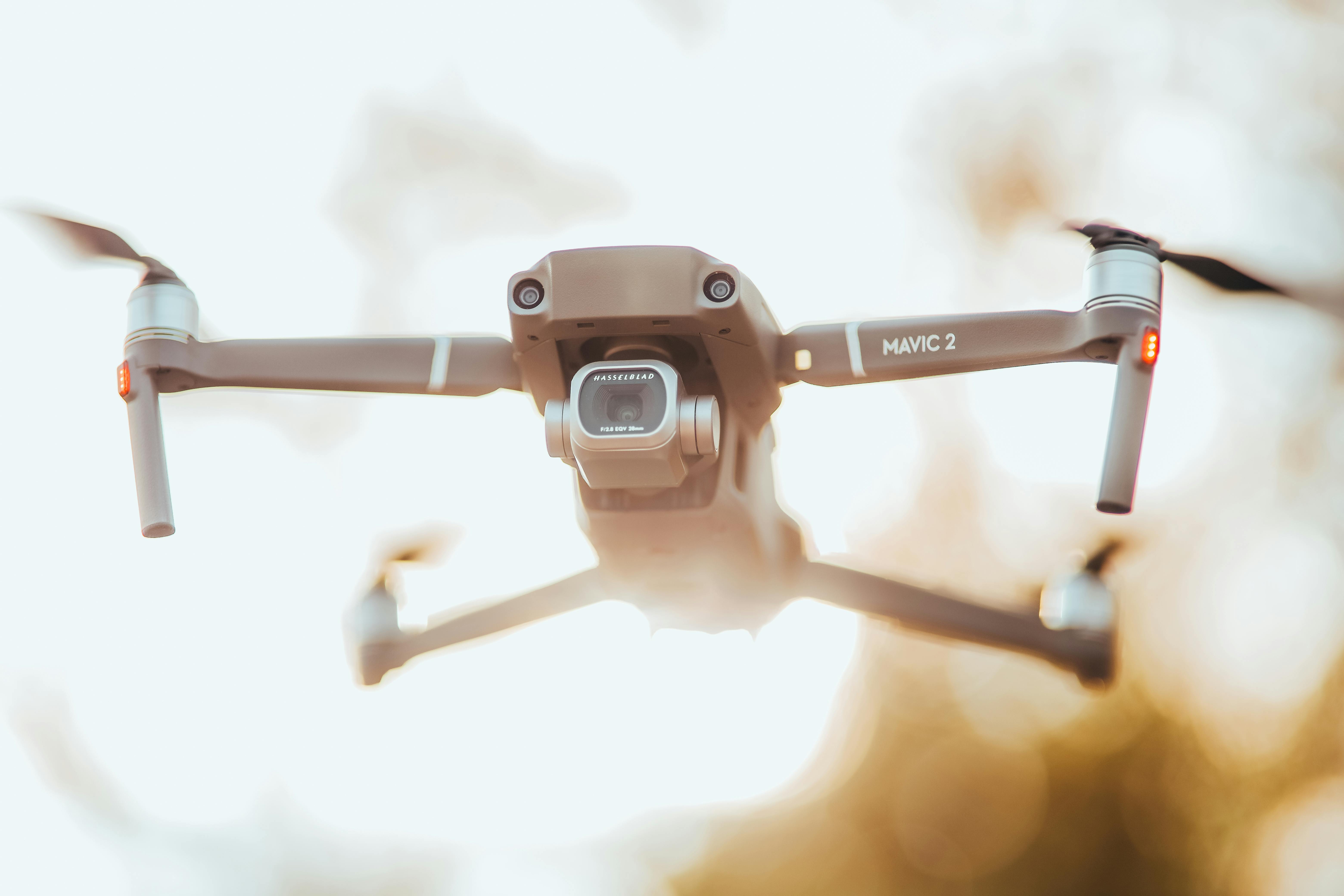 Mavic 2 Drone ilmassa auringonlaskussa.